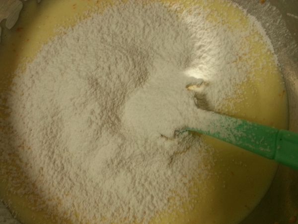 分三次篩入低筋麵粉。