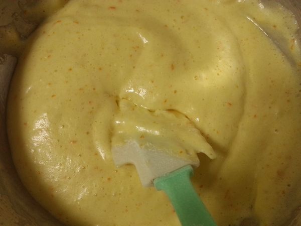 第二次篩入麵粉時，順便加入橄欖油，以上下攪拌法/切拌法攪拌均勻。