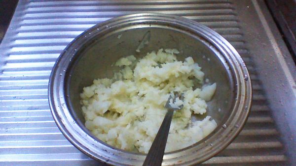 先將馬鈴薯用電鍋蒸熟，再用叉子略壓，並加入少許鹽，和日式太白粉。（喜歡有口感就不要壓成泥）