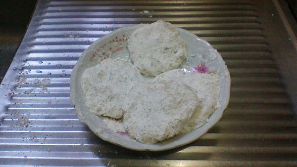 將玉米粉和樹薯粉混合，再將馬鈴薯捏成餅狀並兩面都沾粉。