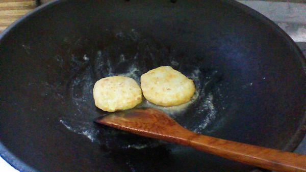 用油將兩面煎焦黃，即可。