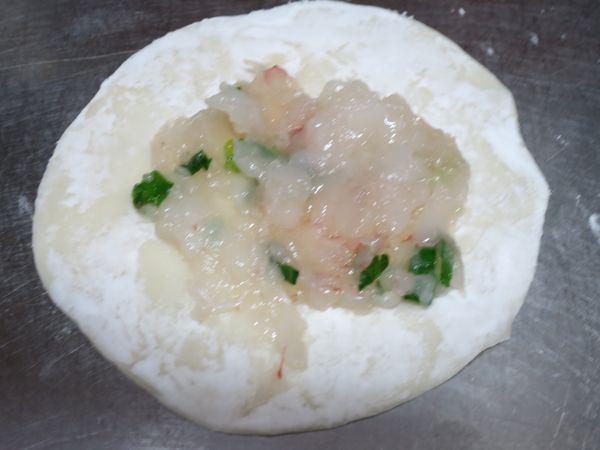 鮮蝦肉剁碎成蝦泥，加少鹽、蔥花拌勻。
取適量於餃皮上。