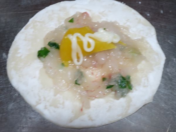 中間放適量大小的水蜜桃(罐裝的)，加上少許美奶滋。也可以改為其他水果，如鳳梨、奇異果.....等。