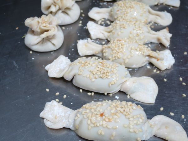 上面抹上蛋液，灑上白芝麻。