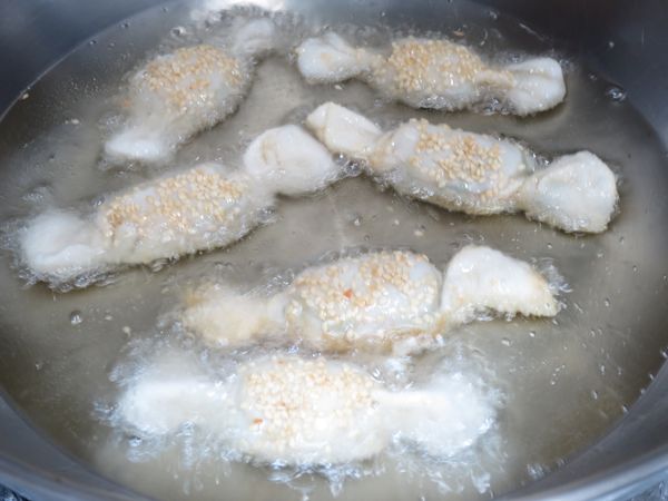 熱油鍋，改中小火炸。餃皮交接處朝下先下鍋炸。