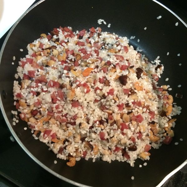 加入糯米, 並加ㄧ點水或雞湯炒至糯米變少少透明