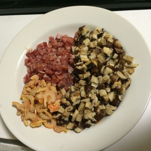 將臘腸、香菇、蝦米切丁狀,一起倒入鍋中(可加少少油,因為臘腸本身就還滿油的了!!! )炒至小小略黃