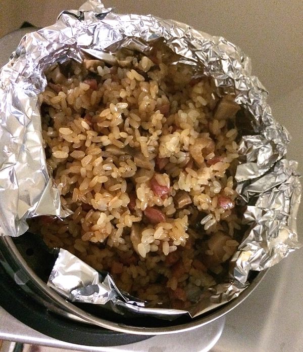 最後再放入醬油及鹽調味,醬油主要是拿來調色,鹽巴可以先放少少,等蒸熟不夠再加入即可.將炒好糯米放入電鍋或隔水蒸熟(1小時12分鐘)香噴噴的糯米飯/油飯就好摟～