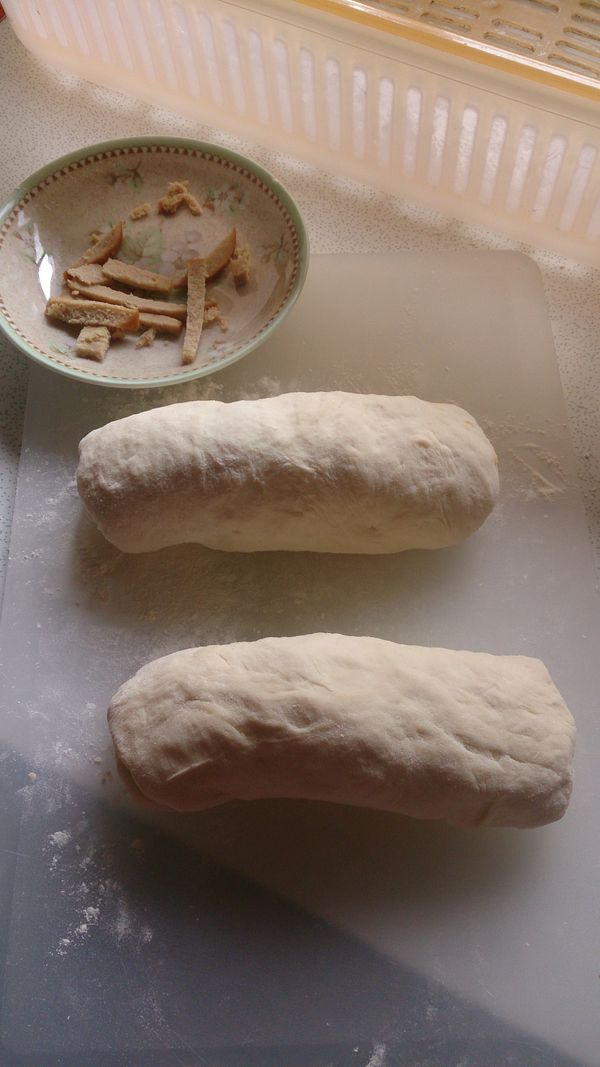 將麵條捲成兩捲。