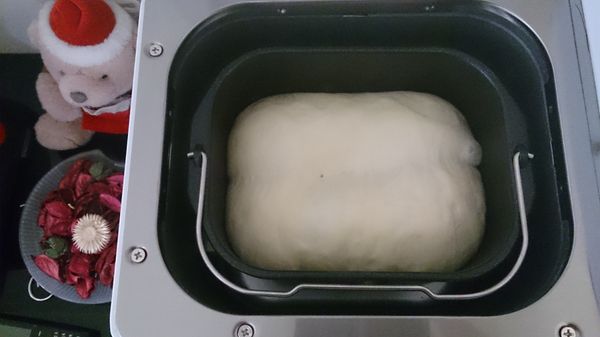 放入麵包機發酵2.5小時後烘烤35分鐘。