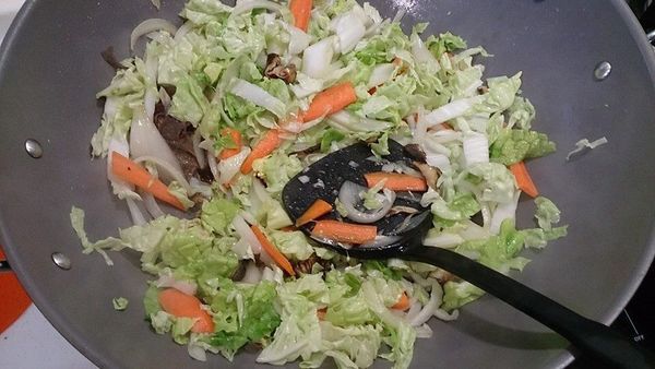 放入需爆香食材拌炒後，加入其他食材炒香。