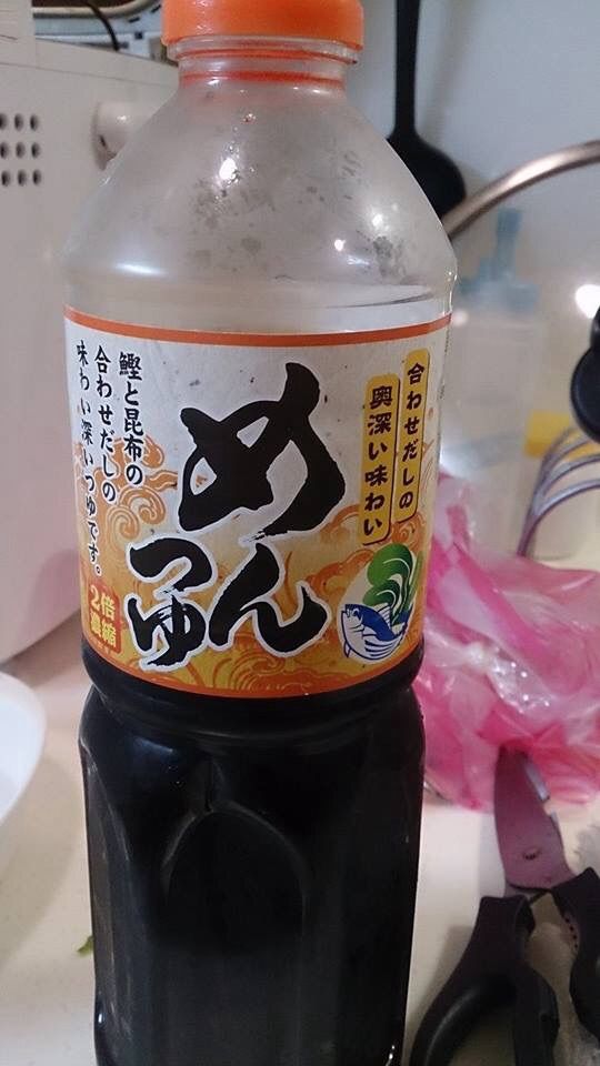 加入油麵，加入香菇水或高湯或水約半碗。再加入壽喜燒醬，可斟酌加鹽調味。