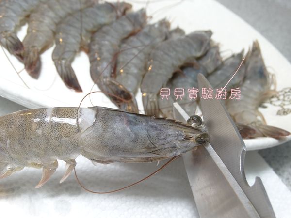 將蝦尖與鬚先剪去,去腸泥