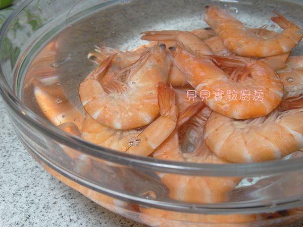 用滾水汆燙至蝦肉熟,立刻撈出浸泡在冰水中 (這步驟讓蝦肉吃起來更Q彈)