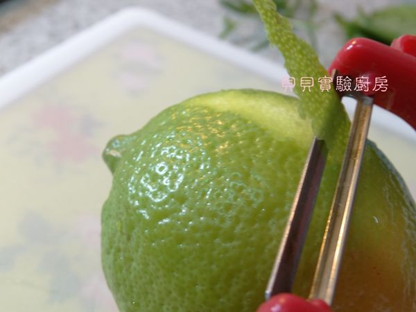 檸檬洗淨用刨刀先將皮刨下來 ,只要綠色部份不要白色部份 (白色會有苦味)