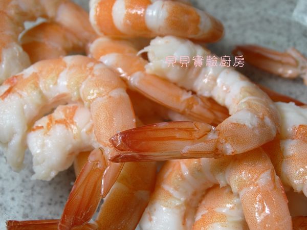 將冰鎮好的蝦去殼去頭