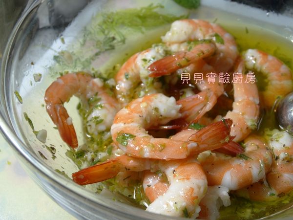 [調味料]與剝去殼的蝦肉拌勻,冰鎮入味會更好吃