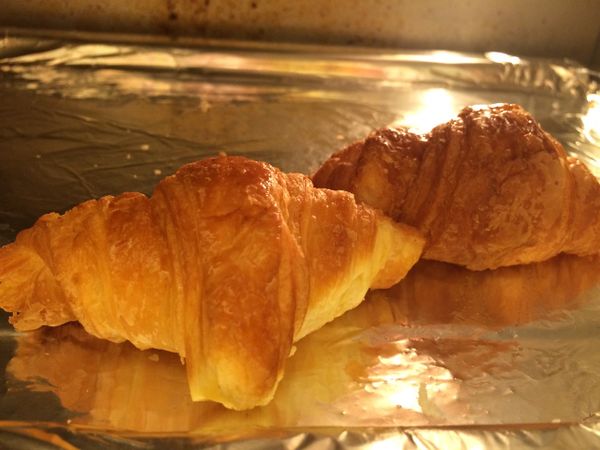 將可頌麵包送進烤箱烤五分鐘