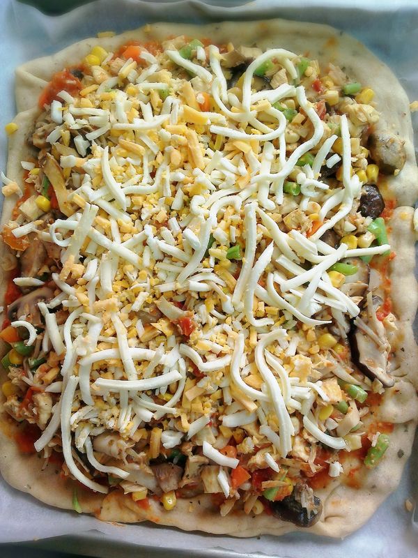 餡料的部分，用紅醬煸炒熟後，放在派皮上。灑上起司絲。