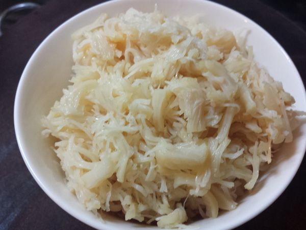 瑤柱及金華火腿洗淨浸軟，蒸15分鐘，撕成幼絲 。