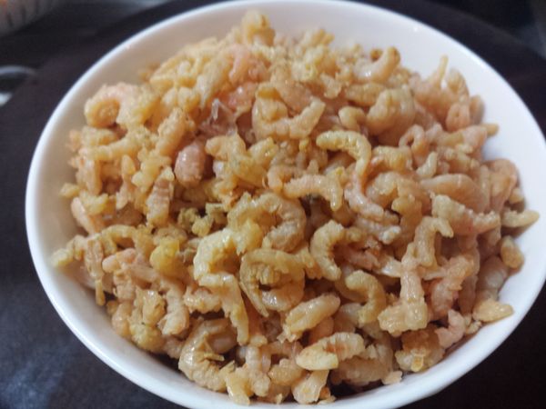 蝦米洗淨浸軟，切碎 。