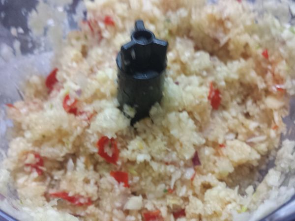 將蒜、乾蔥頭及指天椒去籽切細粒。