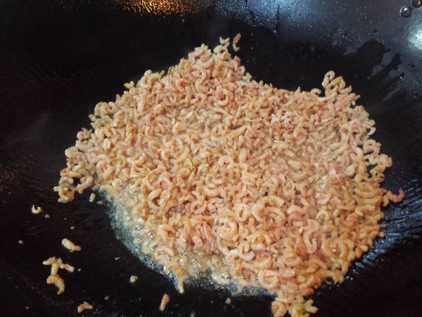 熱鍋下半鍋油，把乾蔥、蒜蓉及辣椒粒炒一會後，放入蝦米炒一會。