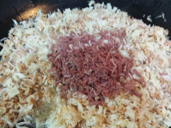 再放入金華火腿與所有材料拌勻，炒至微滾。