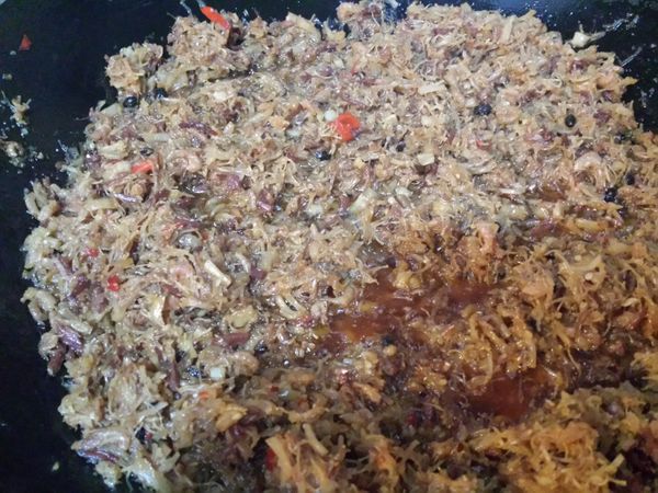 下調味料後拌勻炒至滾後，關火，用餘溫再炒一會。