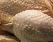 雞肉去骨洗淨，備醃料醃製入味。