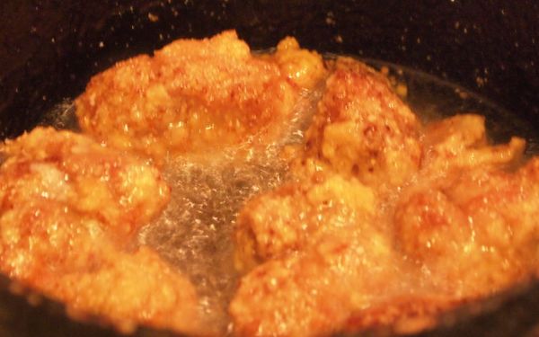 熱油鍋，雞塊沾酥脆粉，放入鍋中煎炸5分鐘，外皮金黃即可起鍋。