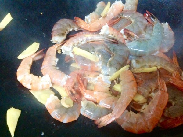 蝦子去頭挑除腸泥入鍋炒