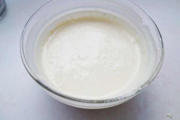 篩好的麵粉和泡打粉先加牛奶拌勻成麵糊