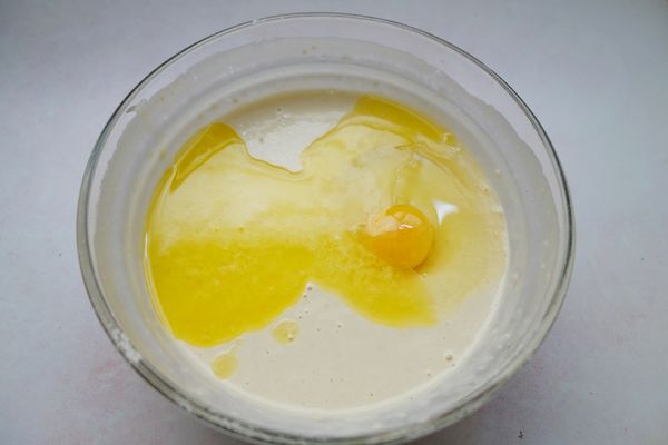 續加入一顆蛋、糖和融化奶油拌勻