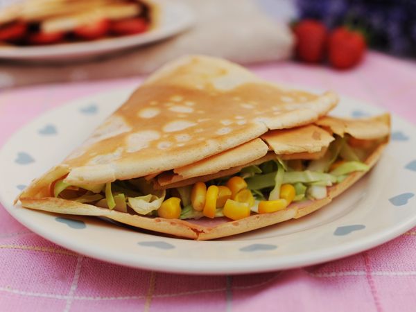 再從兩邊折起(皮很脆要小心折)