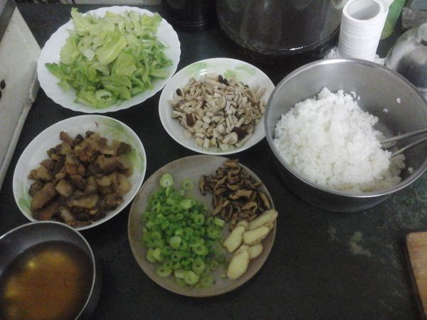 備好所有的食材，因為本人對蝦子過敏，不然其實放一些小蝦米會更香，注意泡乾香菇的水一定要留下來!