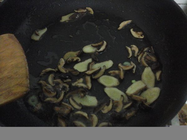 先爆香香菇、薑片、(蝦米)