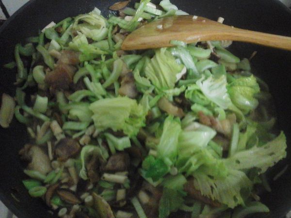 接著依序加入剩下的食材，大火炒1 -2分鐘