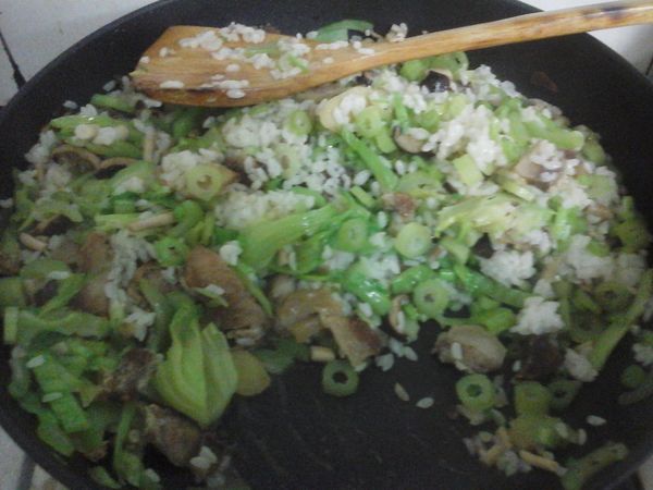 拌炒至水分收乾、食材熟。接著依個人喜好調味 (我只有加入鹽巴、白胡椒)