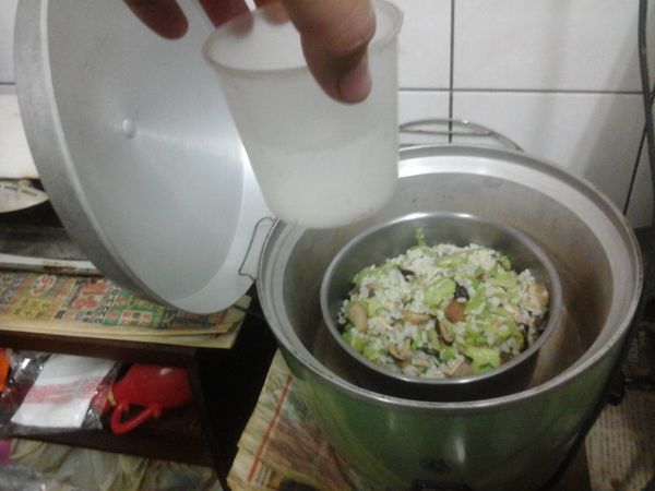 放入電鍋，外鍋放半杯量杯水