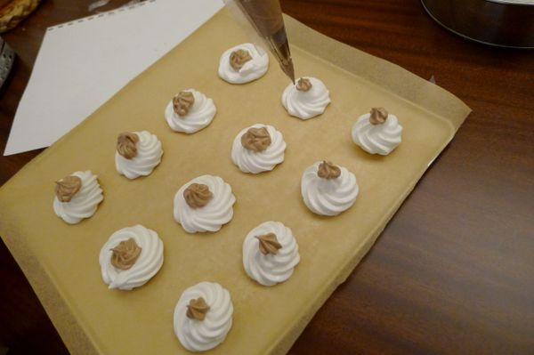 蛋白霜擠花上可再擠上較小的可可蛋白霜