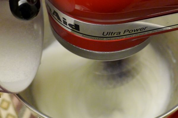 先倒入1/3砂糖，以高速打至變白