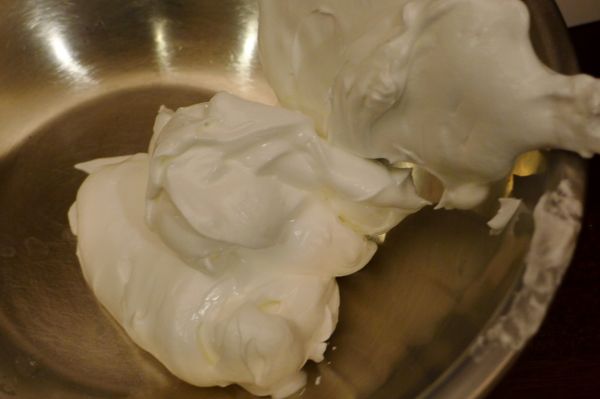 製作[可可蛋白霜]，取另一攪拌盆，放入約80g蛋白霜