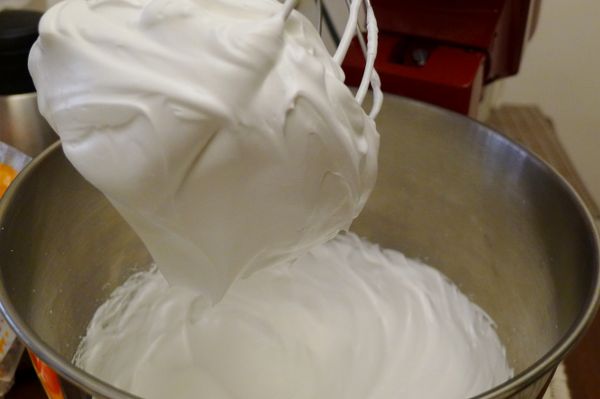 加入剩餘砂糖，以高速打至硬性發泡，即電動攪拌機舉起時泡沫尾端呈現挺立狀並具光澤