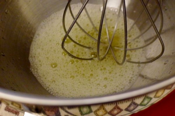 製作[蛋白霜]，蛋白以電動攪拌機低速攪拌，打發至起小泡泡