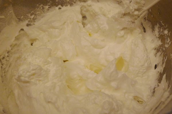 篩入糖粉，以橡皮刮刀由下往上迅速攪拌均勻至無粉粒狀