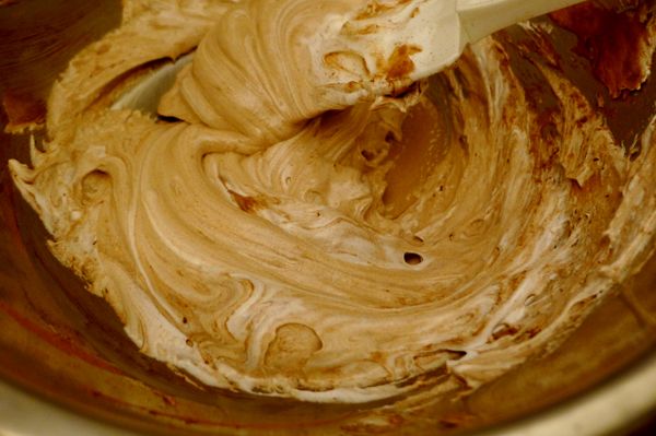 以橡皮刮刀迅速攪拌均勻至無粉末狀