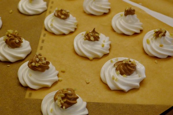 放入預熱過的烤箱用低溫100度C烤約1小時15分鐘左右(用低溫，蛋白餅才不會烤成焦褐色)