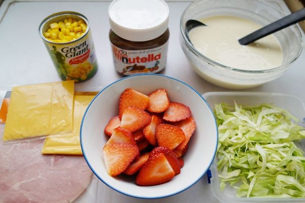 準備內餡要用的材料：高麗菜洗淨切絲，草莓洗淨切片