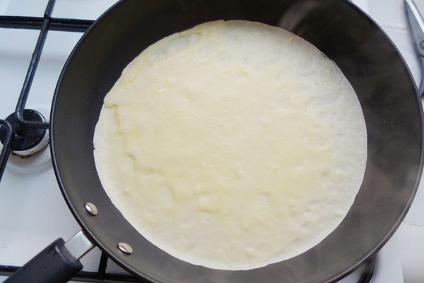 不沾平底鍋擦上一層薄油，加入適量麵糊  ，搖晃鍋身讓麵糊薄薄一層平鋪在鍋子上,用中小火慢煎至酥脆